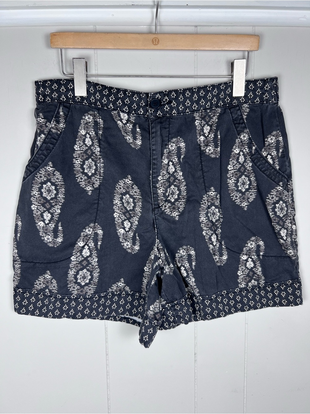 Knox Rose Paisley Print Grey Women's Shorts Size Large Casual Summer Staple